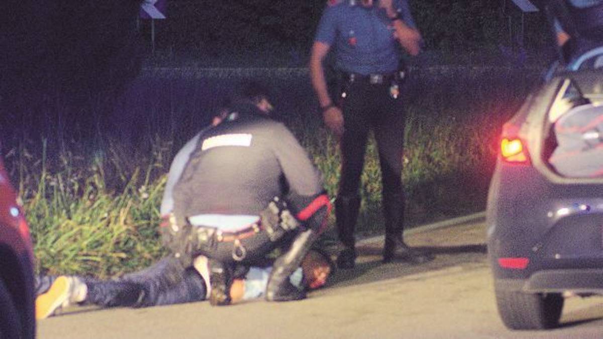 Corsa folle poi frontale con i carabinieri