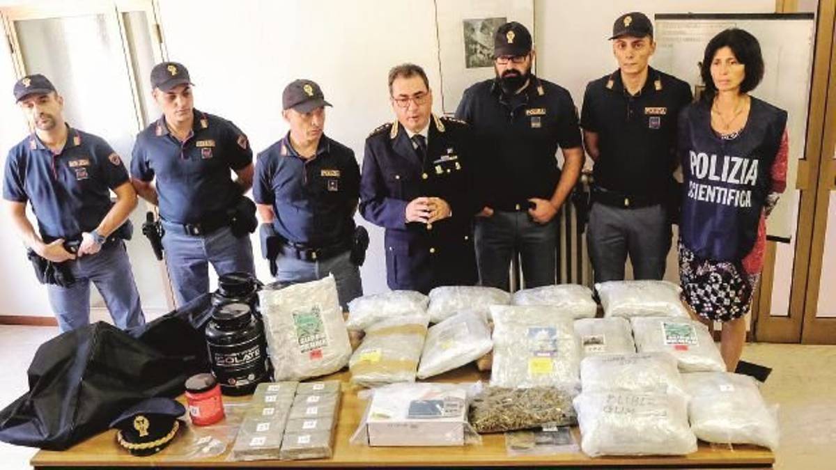 Spacciava droga nelle scuole superiori di Imola. E in casa aveva 17 chili di stupefacenti