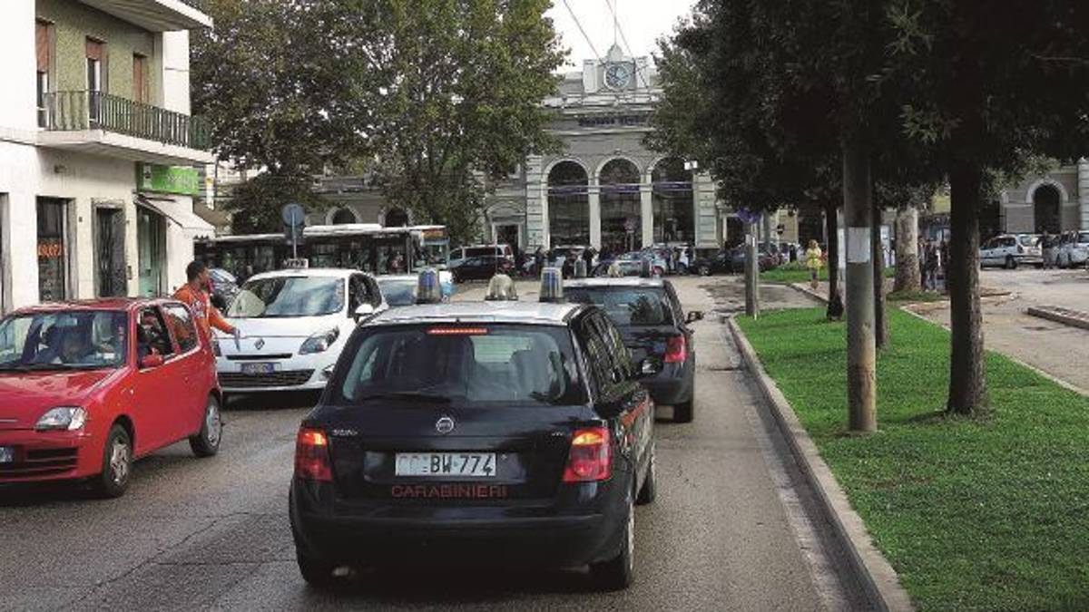 Scende dal treno, picchiato e rapinato del trolley da quattro malviventi