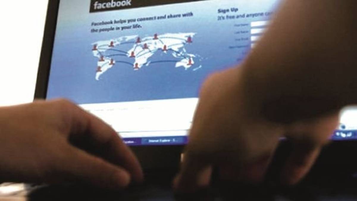 Foto nuda su Facebook a soli 11 anni: 29enne a processo a Ravenna