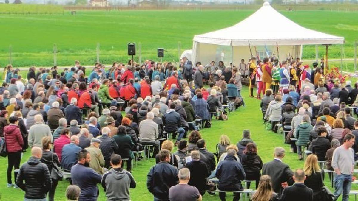 Una folla al campo sportivo per l’ultimo saluto a “Robybot”