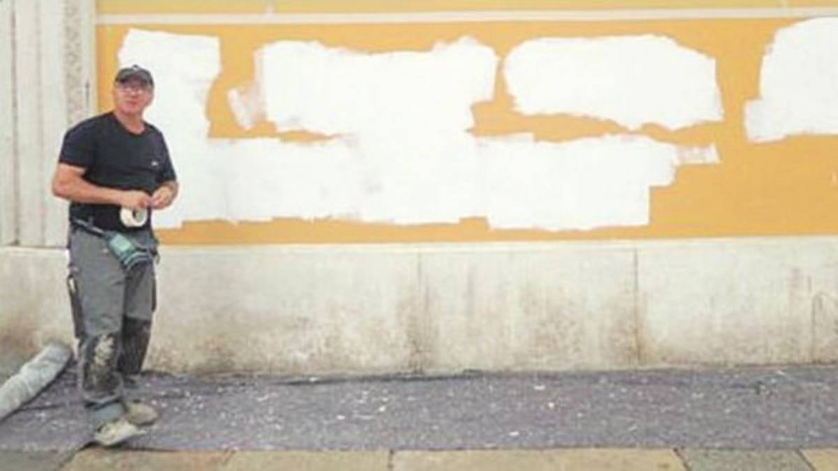 Duomo di Forlì imbrattato, tre mesi per l’ok per cancellare la scritta anarchica sul muro