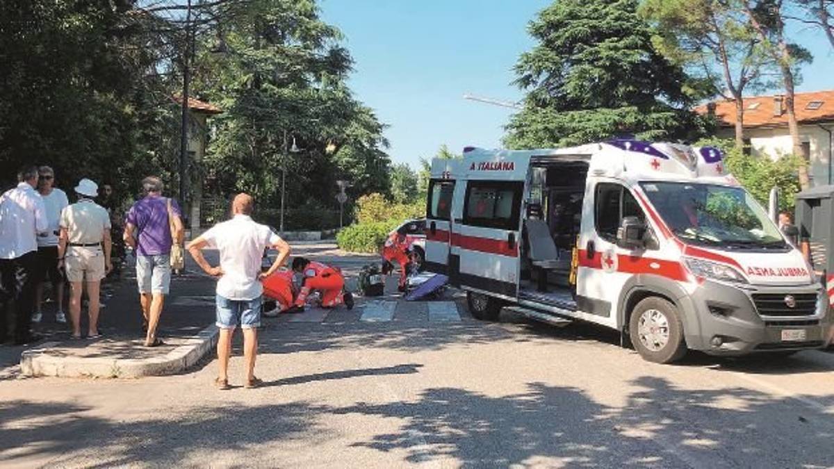 Andava al lavoro, sbanda sulla rotatoria
