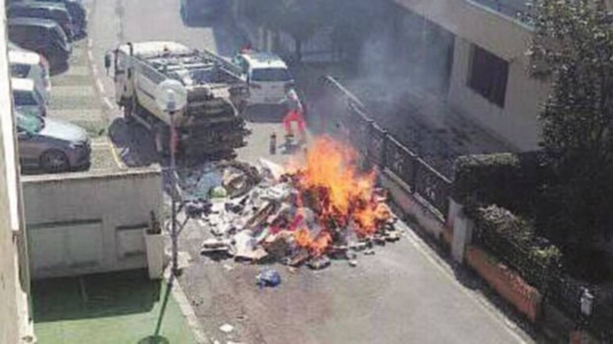Cattolica, rifiuti sul camioncino a fuoco, l’operatore li scarica in strada