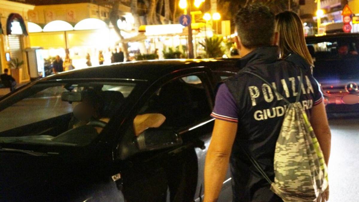 Rimini. Sorpassi senza patente, la bugia: Corro da mamma