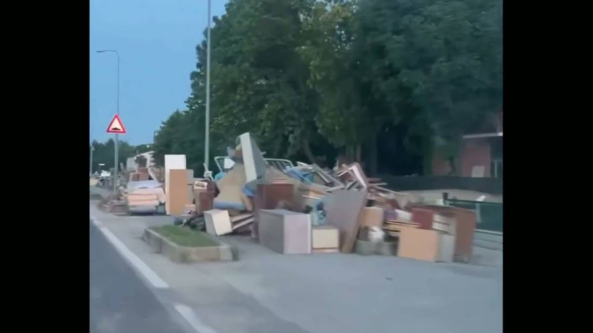 Fila interminabile di rifiuti a Russi VIDEO