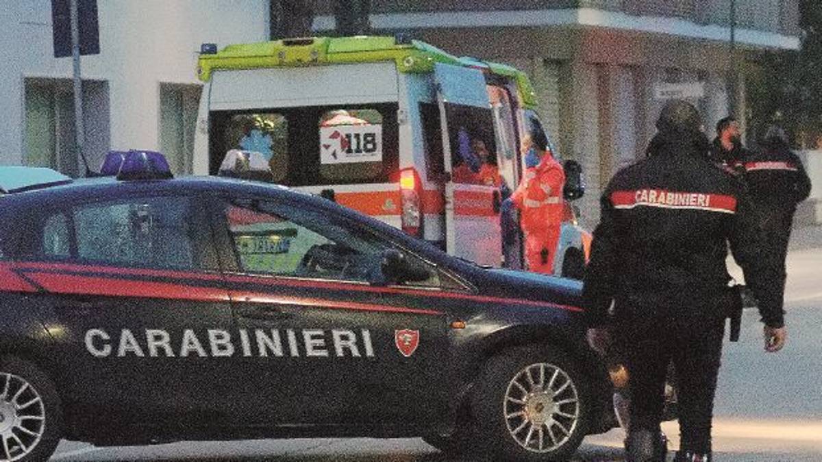 Precipita dal balcone mentre pulisce i vetri