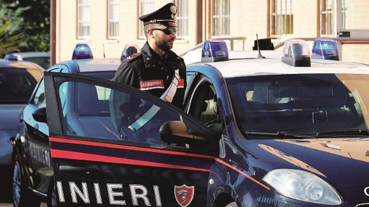 Vede l’auto della vicina nel “suo” posto, sale in macchina e le blocca la strada, denunciato pensionato di Ravenna