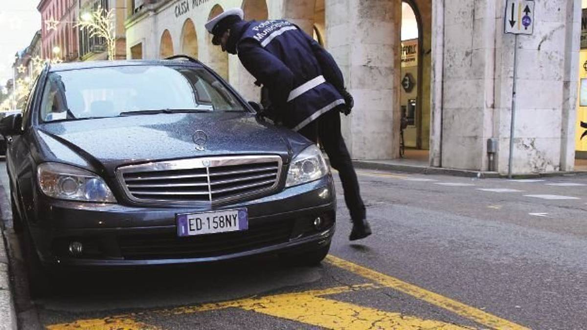 Forlì, sosta negli spazi per disabili, lotta dura ai furbetti