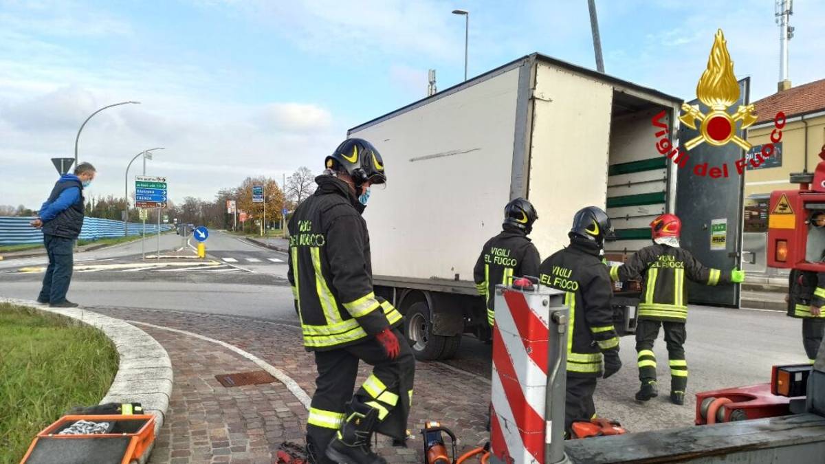 Cassone di un camion ribaltato: Vigili del Fuoco a Ronco - Video