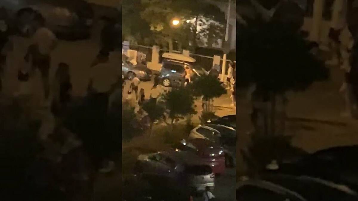 Riccione, notte violenta, giovanissimi danneggiano decine di auto VIDEO