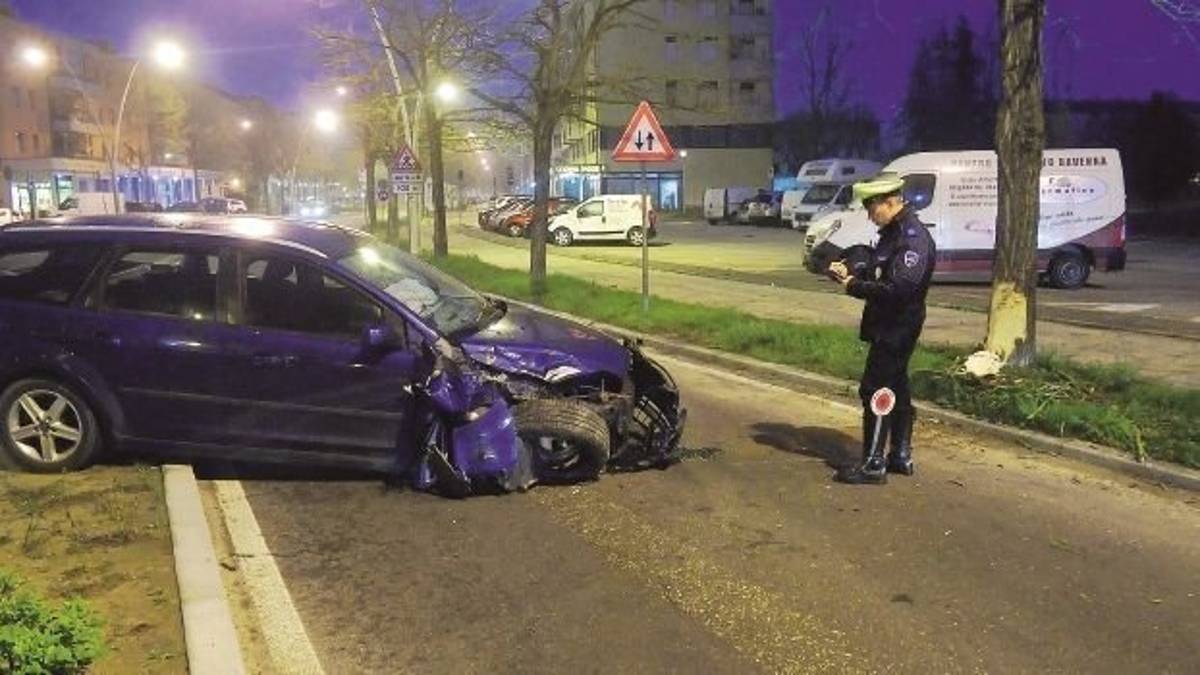 Stuntman sbanda in macchina e si schianta contro un albero