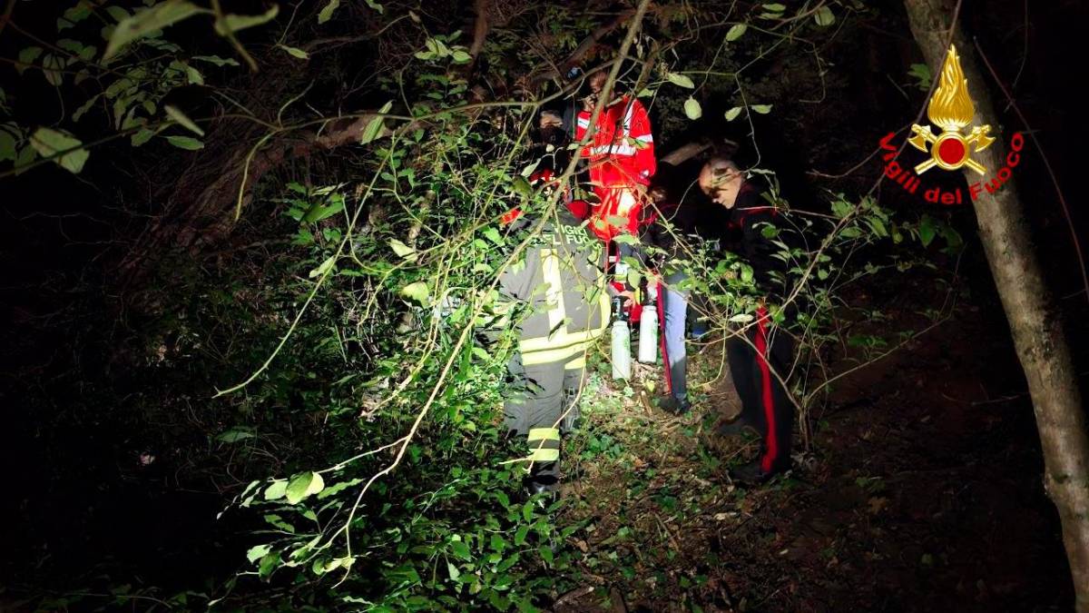 Alfero, soccorso nella notte dopo una rovinosa caduta in un dirupo: salvato e portato in ospedale in elicottero VIDEO