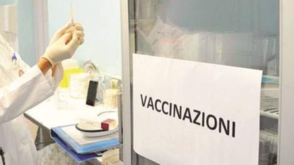 Vaccini, dal 12 aprile in regione le prenotazioni per i 70-74enni