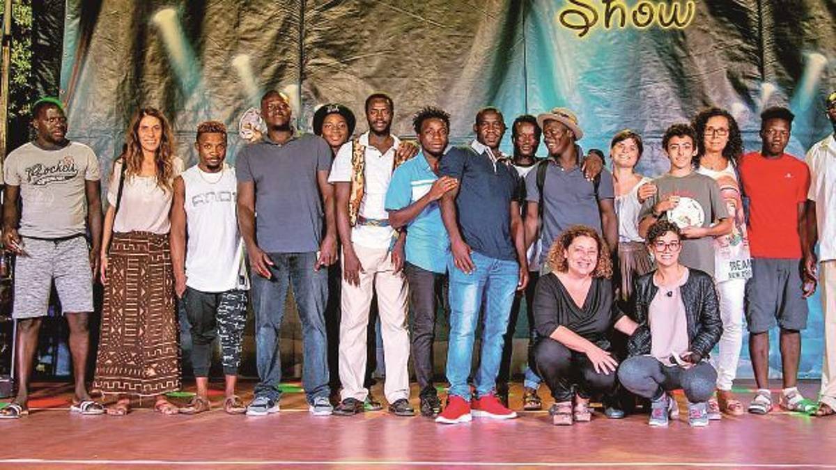 La sagra dell’uva di Riolo sposa l’arte e i migranti reinterpretano “Il quarto stato”