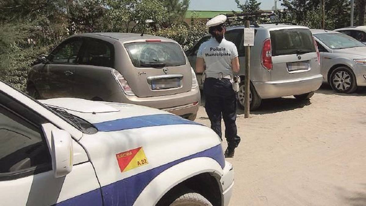 Stretta sulle auto in area demaniale: multe da 206 euro per chi sgarra