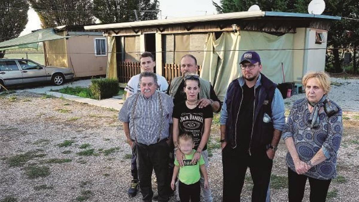 Nomadi a Rimini, case su terreni abusivi Il Pd: lasciamoli vivere lì lo stesso