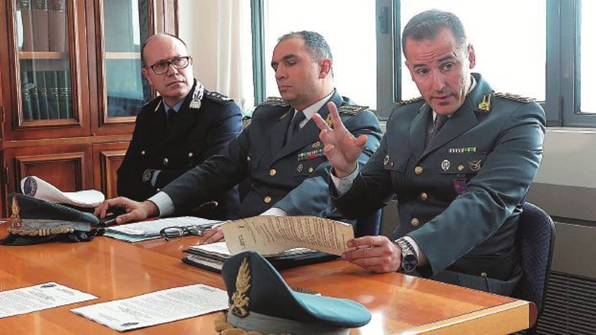 Soldi rubati agli spacciatori e prove distrutte, vigili arrestati
