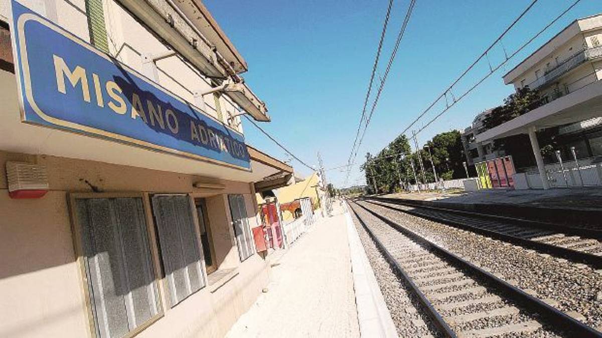 Bambini sui binari giocano con la vita a Misano, stop ai treni dopo la grande paura
