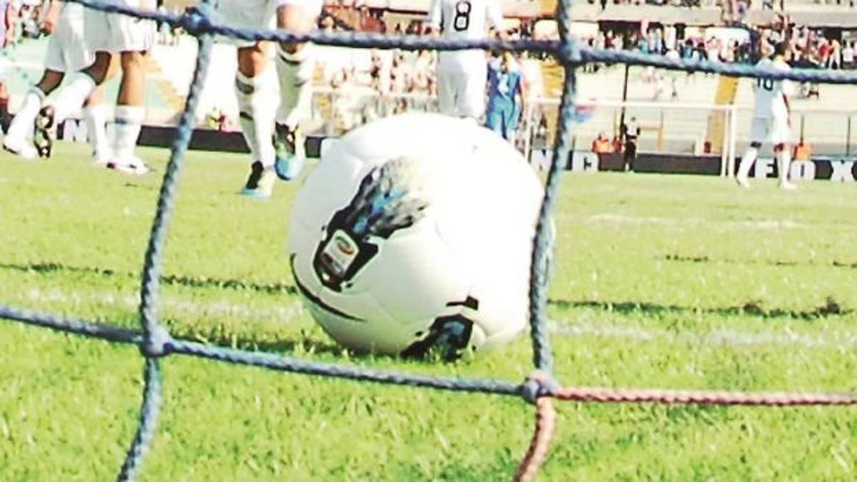 Chiede soldi per svincolare giocatore, inibito presidente Accademia Rimini