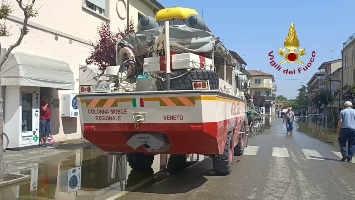 L'incubo di Conselice sott'acqua: i Vigili del Fuoco soccorrono la gente nelle case VIDEO