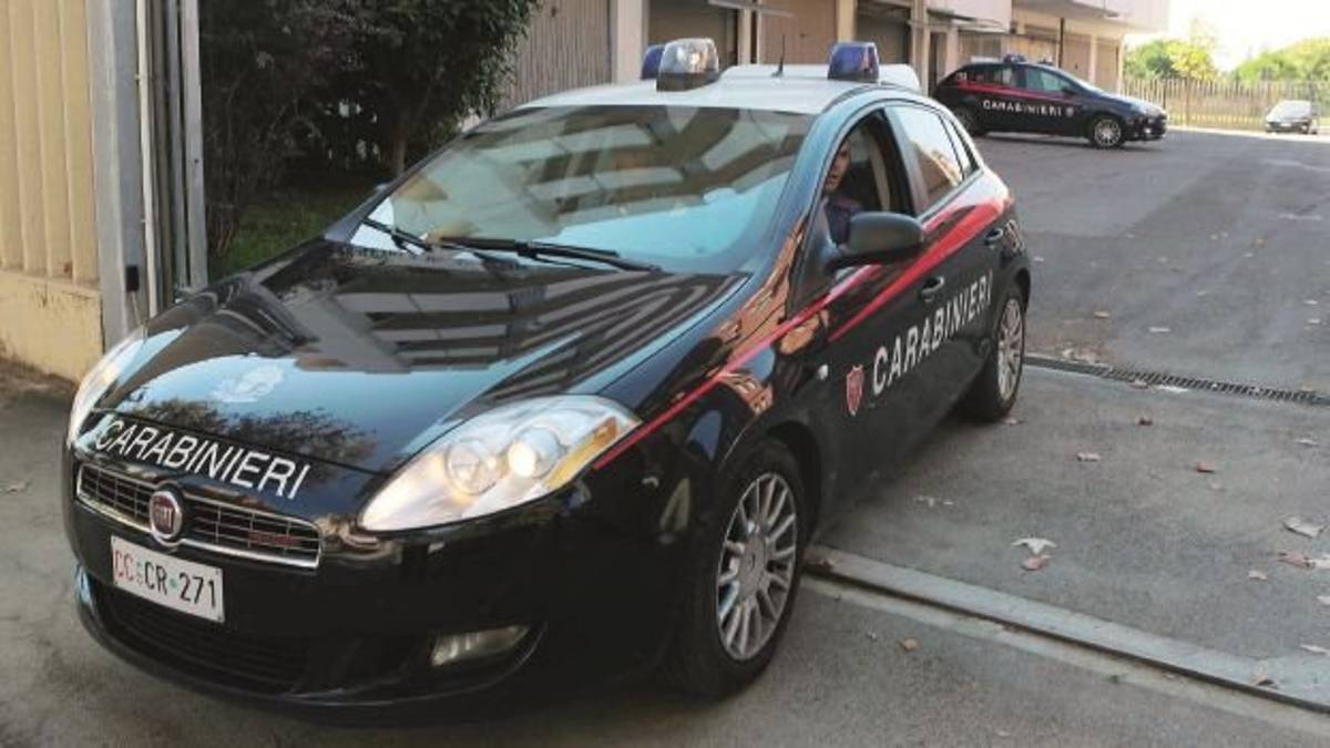 Le spalma la crema per strada e le ruba collier: due arresti