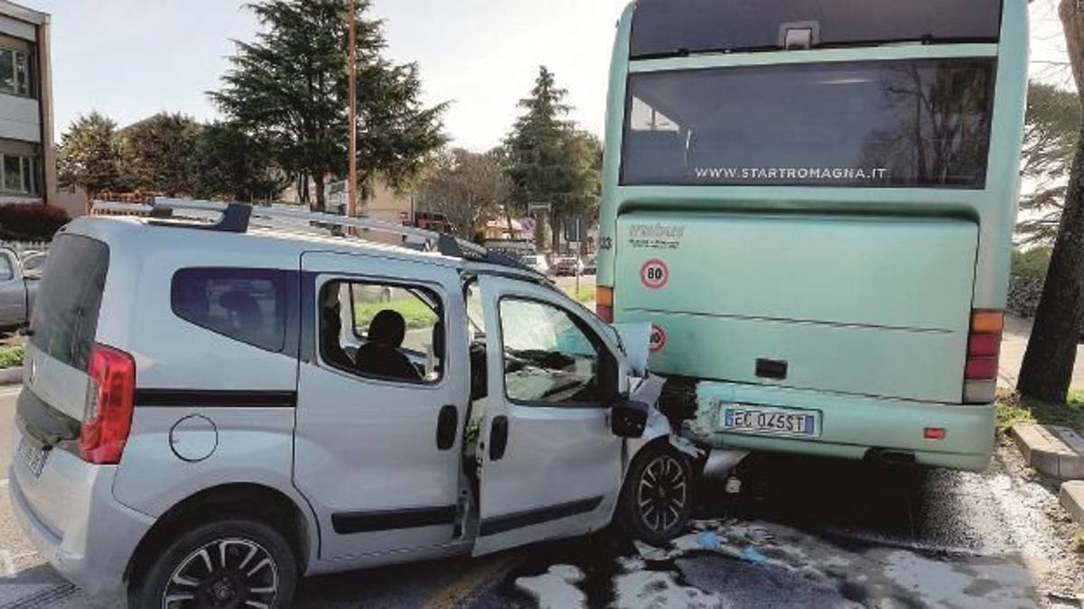 Tampona il bus di linea a Cesena, gravissima una 47enne