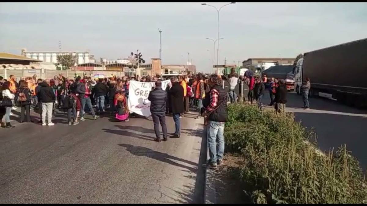 Ravenna, nuova protesta contro il green pass al porto: in 500 da Romagna e Marche