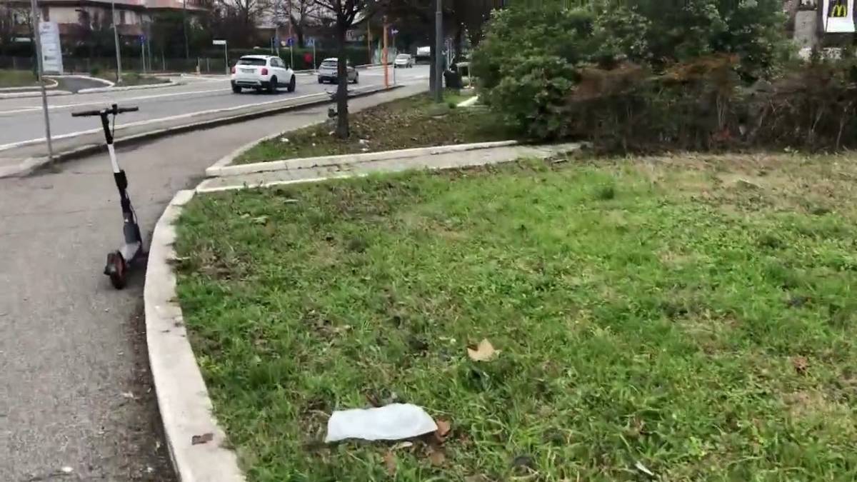 Cesena, sporcizia a ridosso del Mc Donald's Torre del Moro VIDEO
