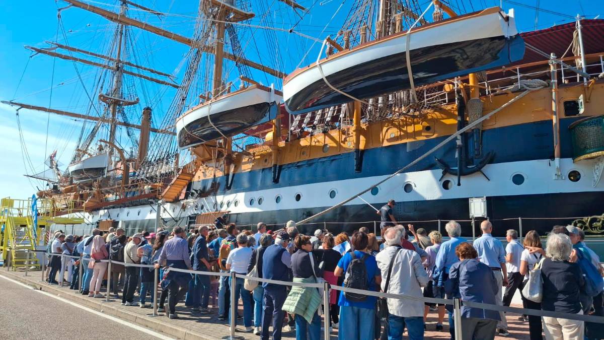 La fila per salire a bordo del Vespucci