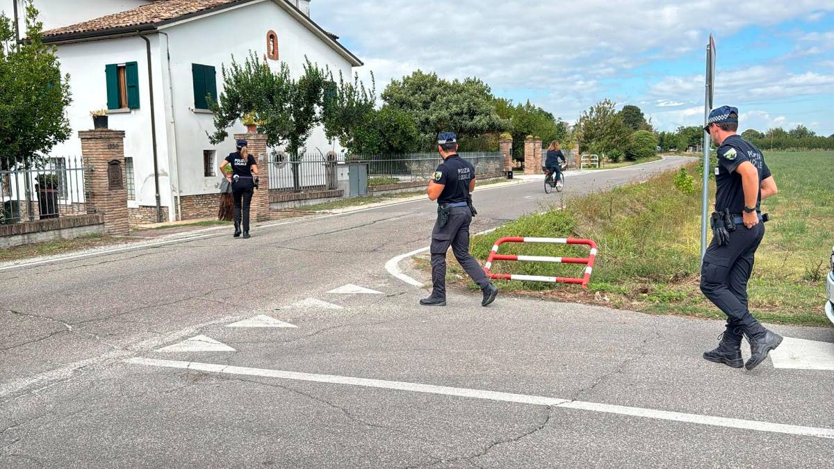 Gli agenti della Polizia locale ieri in via Zavalloni dove si è verificato l’incidente