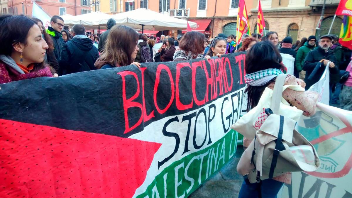 Ravenna, la protesta in piazza: “Soldi alle scuole, non alle guerre” - VIDEO GALLERY