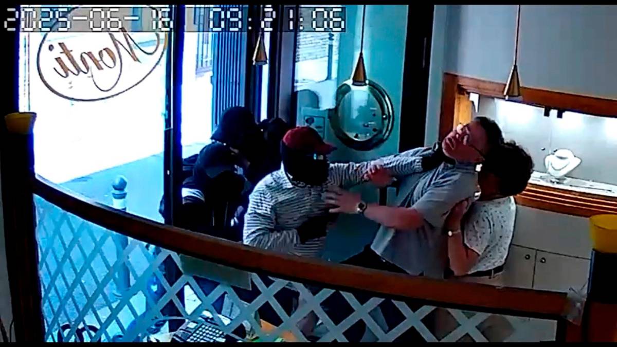 Rimini, rapinatore accoltellato dalla moglie del gioielliere: in carcere uno dei componenti della banda messa in fuga VIDEO