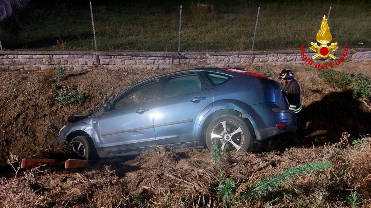 Casemurate, incidente: auto fuori strada nella notte, 4 feriti all’ospedale