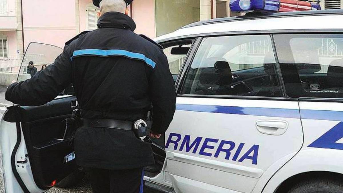 San Marino, torna all’outlet dopo il primo furto: arrestato 41enne con una borsa schermata