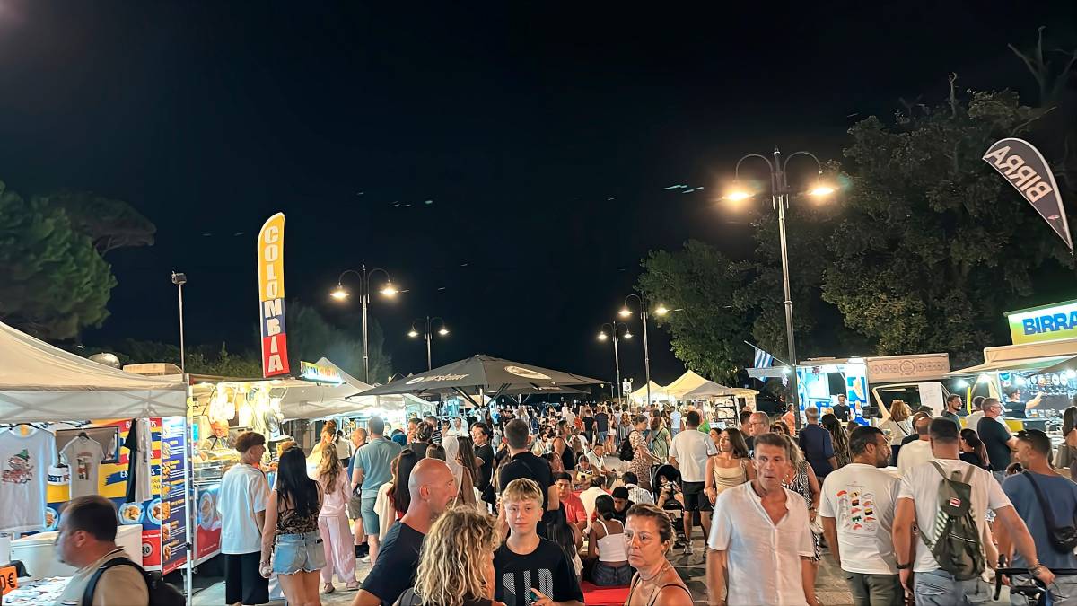 Rimini, in piazzale Fellini birra e musica con BirRimini GALLERY