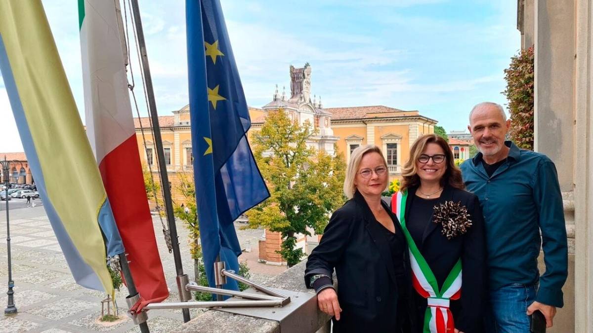 La vicesindaca Michela Mussoni con una coppia di sposi tedeschi