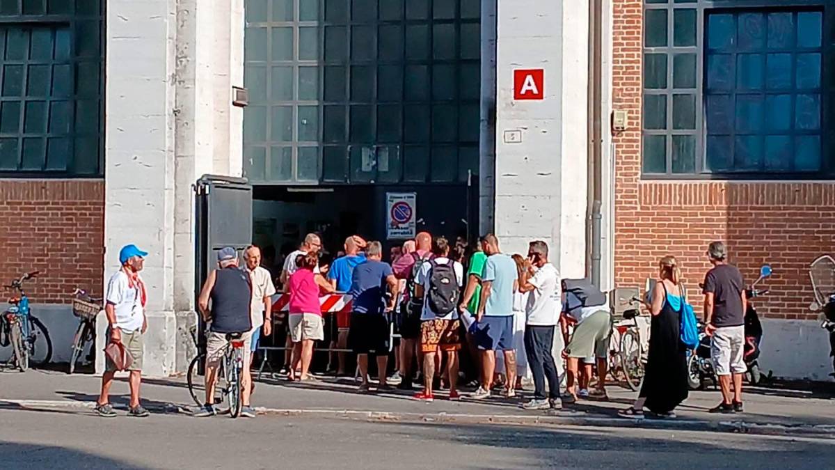 Fuori dallo stadio la fila dei tifosi che aspettano di fare l’abbonamento