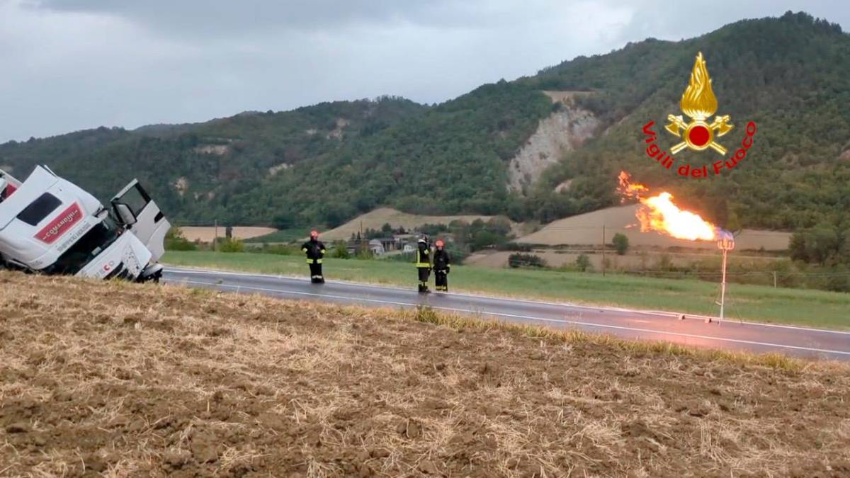 Civitella, si ribalta un camion alimentato a gas: lunga procedura per svuotare il serbatoio VIDEO