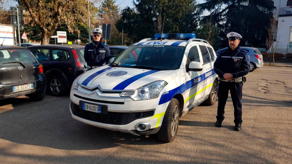 Faenza, iniziano lanciando cartoni, poi il gioco degenera fino al lancio di sedie e interviene la Polizia Locale