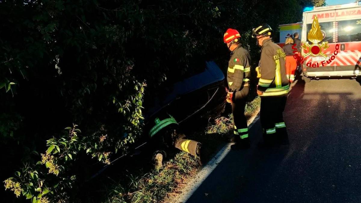 Forlì incidente: finisce fuori strada e resta bloccata all’interno dell’auto, donna all’ospedale