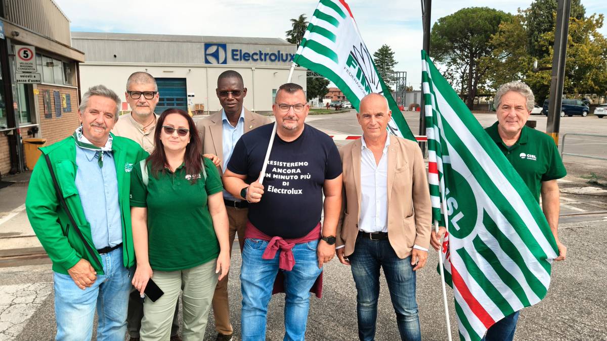 Una rappresentanza sindacale della Fim Cisl fuori dall’Electrolux