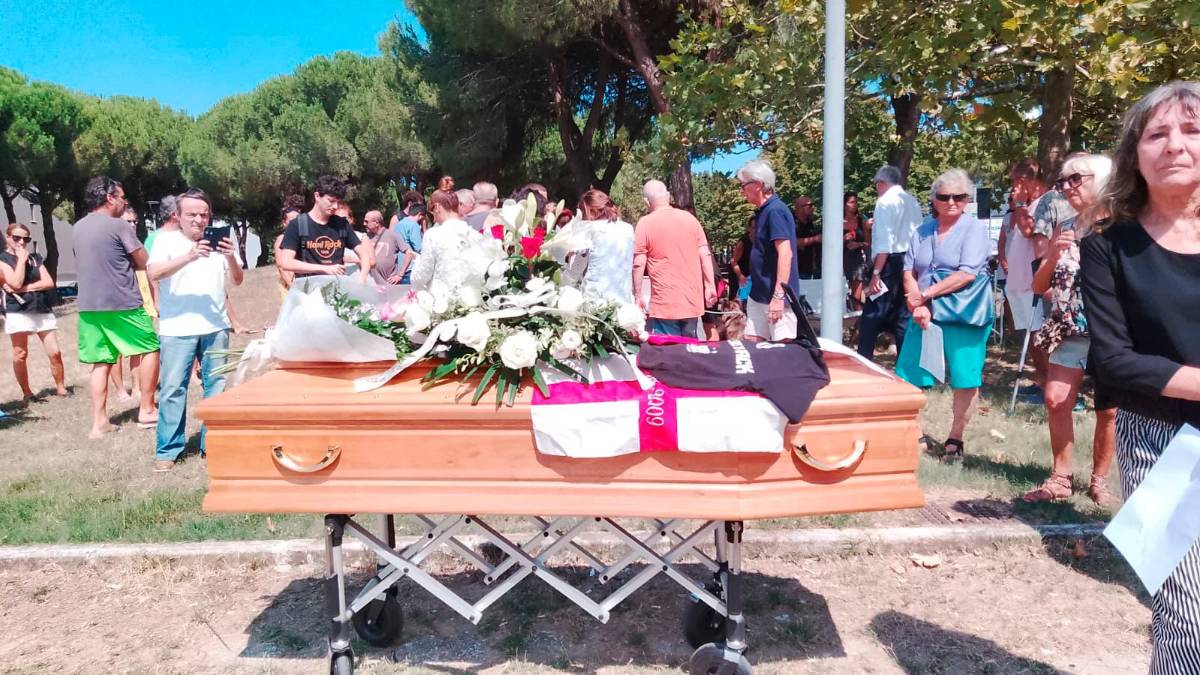 Pinarella di Cervia, l’ultimo saluto a Nicola Musiani, sulla bara la scritta: “Datemi giustizia” VIDEO GALLERY