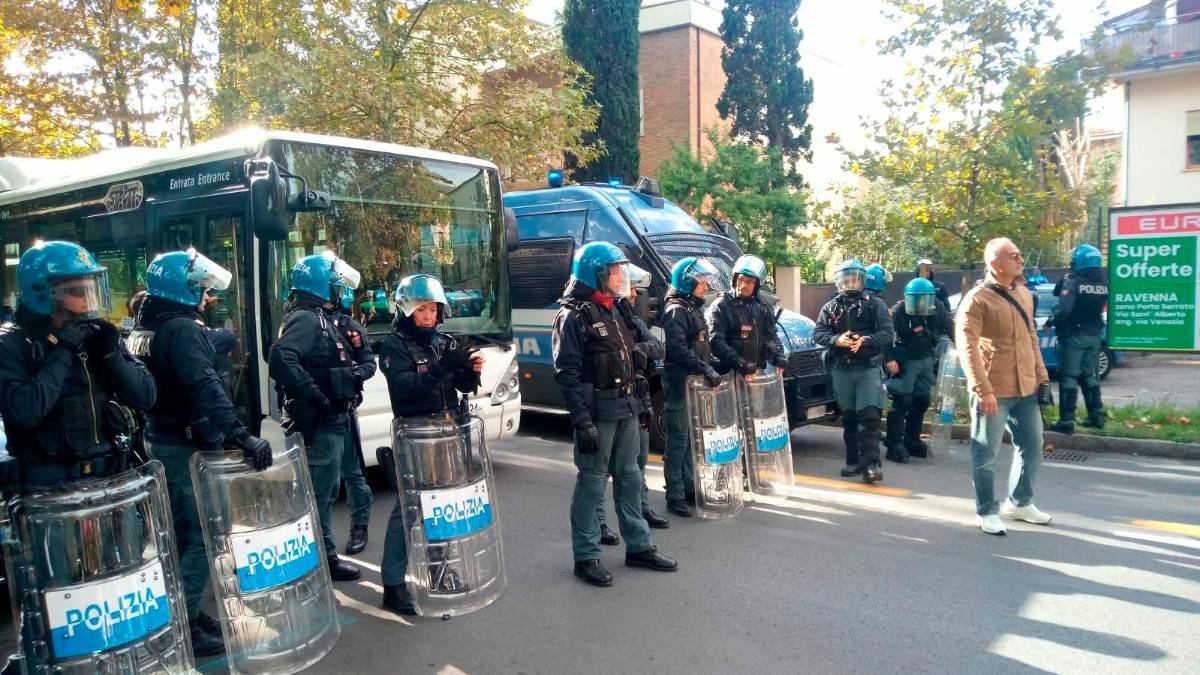 Ravenna, migliaia di manifestanti in marcia: il corteo chiede di andare sui binari, stop delle forze dell’ordine VIDEO
