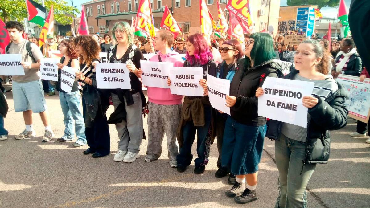 Ravenna, migliaia di manifestanti in marcia: il corteo chiede di andare sui binari, stop delle forze dell’ordine VIDEO