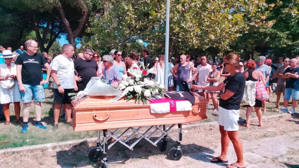 Pinarella di Cervia, l’ultimo saluto a Nicola Musiani, sulla bara la scritta: “Datemi giustizia” VIDEO GALLERY
