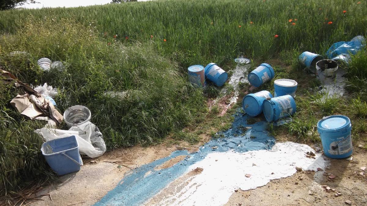 Lasciò bidoni di vernice a San Lorenzo Monte, rischia multa da 26mila euro