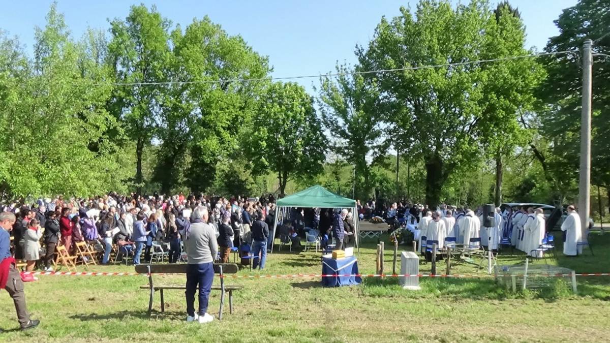 Faenza, oltre mille persone ai funerali di Damiano Cavina