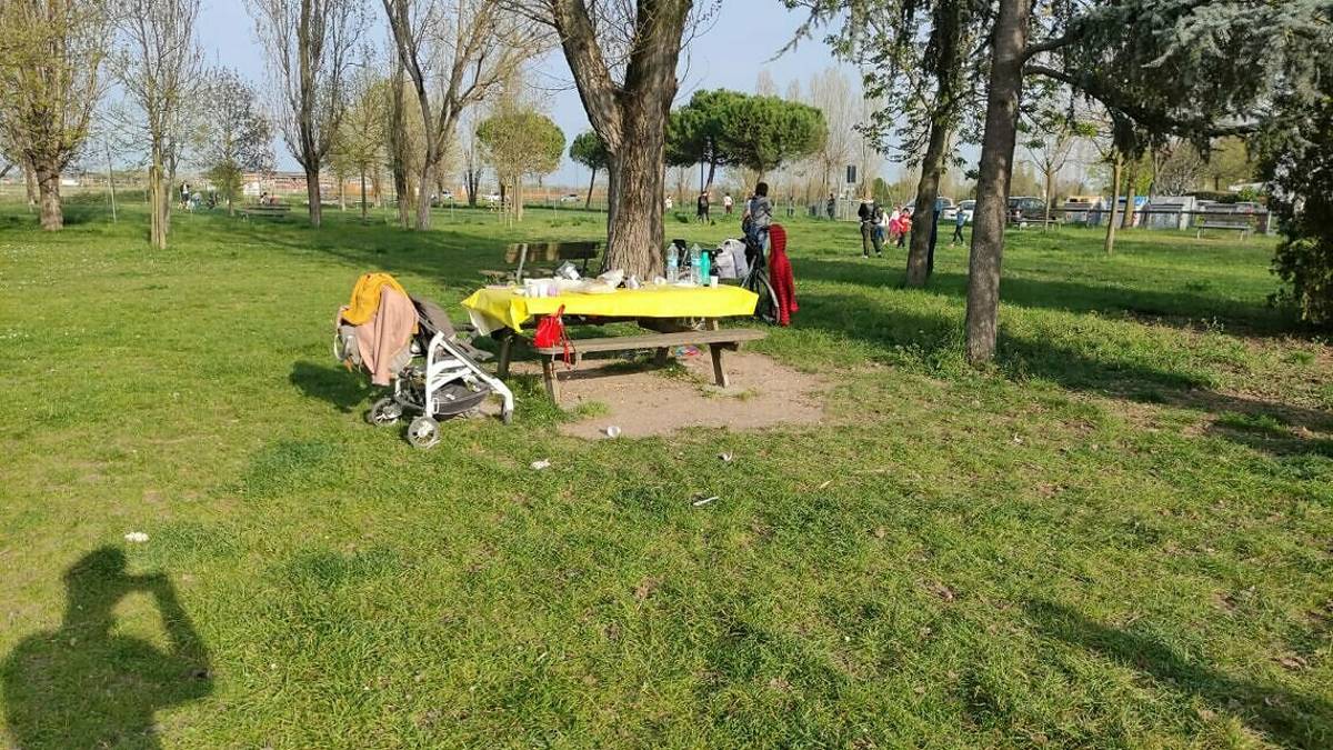 Ravenna, tavola imbandita al parco. Due multe da 400 euro