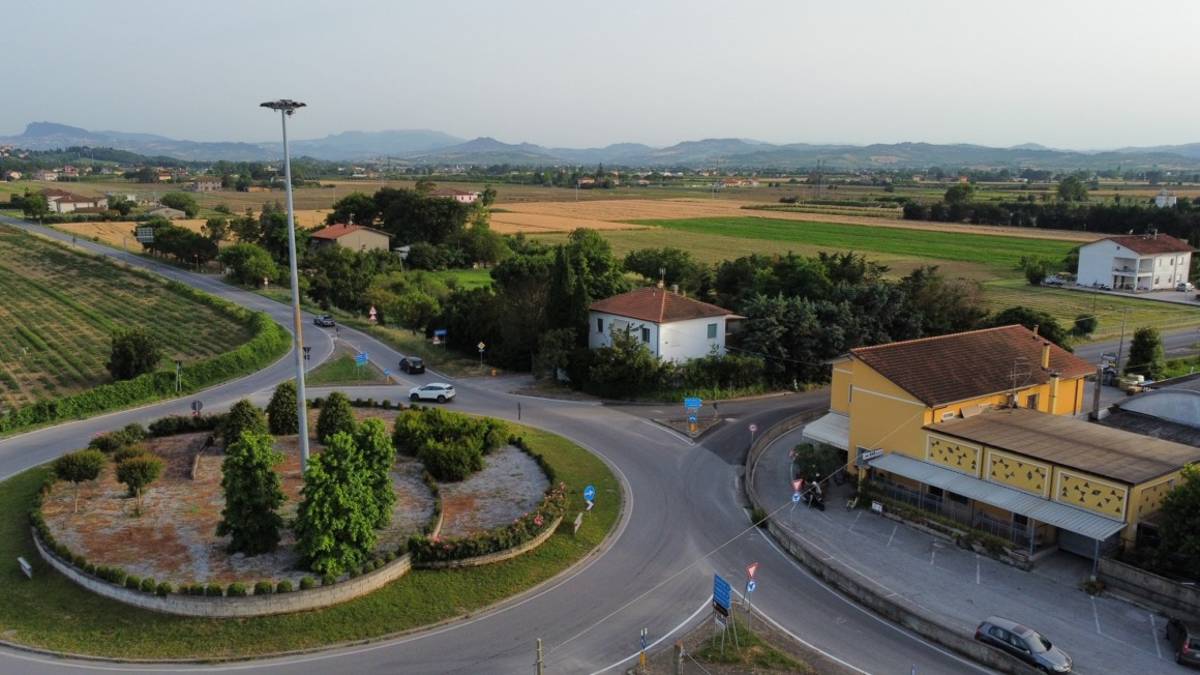 Il lampione delle 4 strade funziona male e fuori orario: esposto ai comuni di San Mauro, Santarcangelo e alle due province